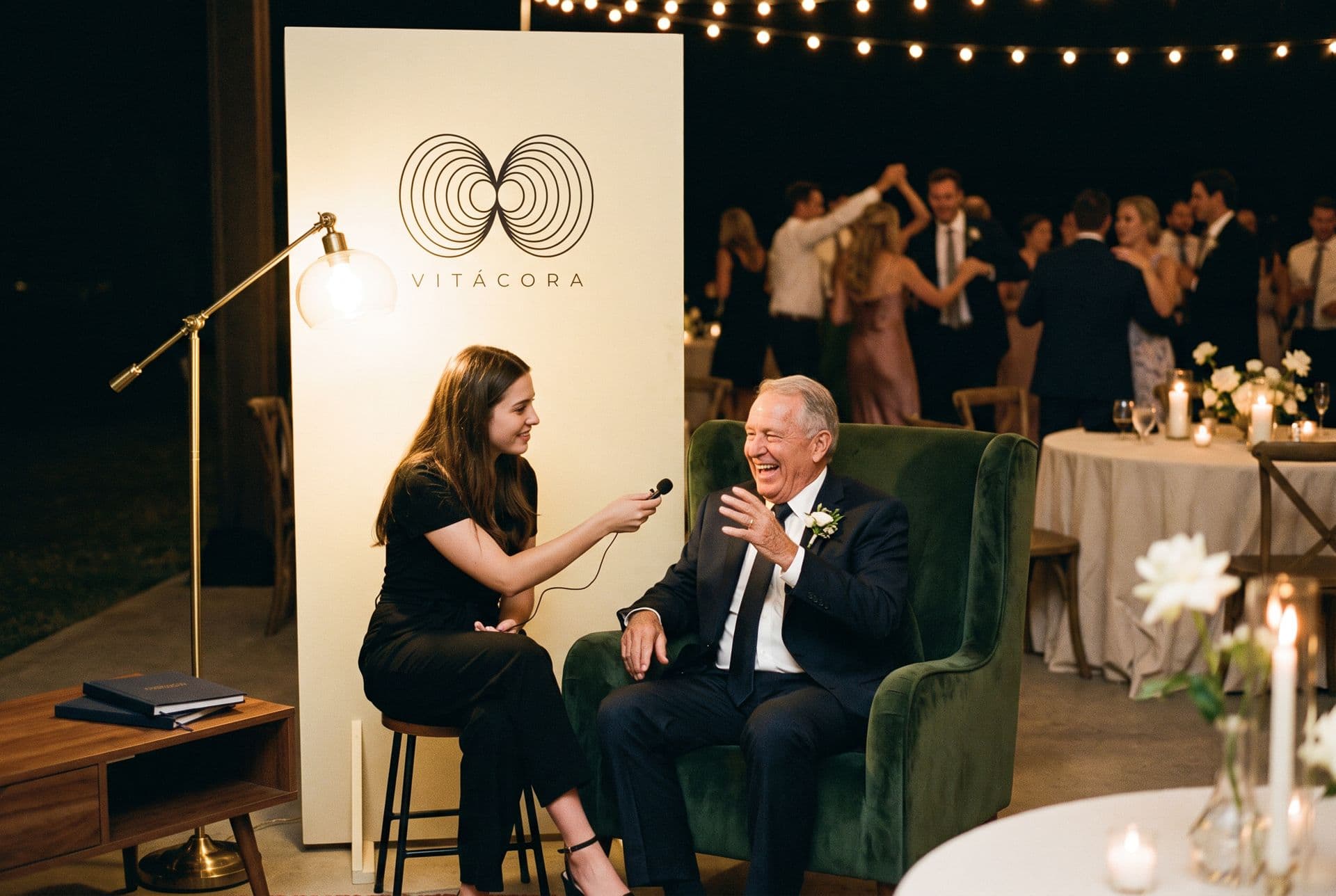 Un invitado cuenta un recuerdo en el rincón de Vitácora durante un casamiento.