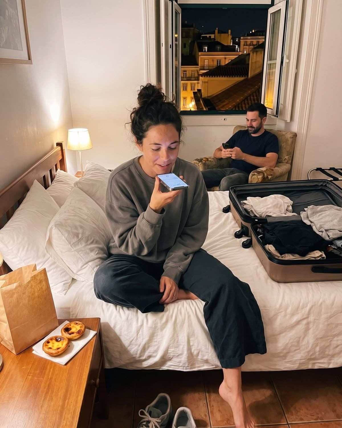 Sara grabando un audio en la cama del hotel