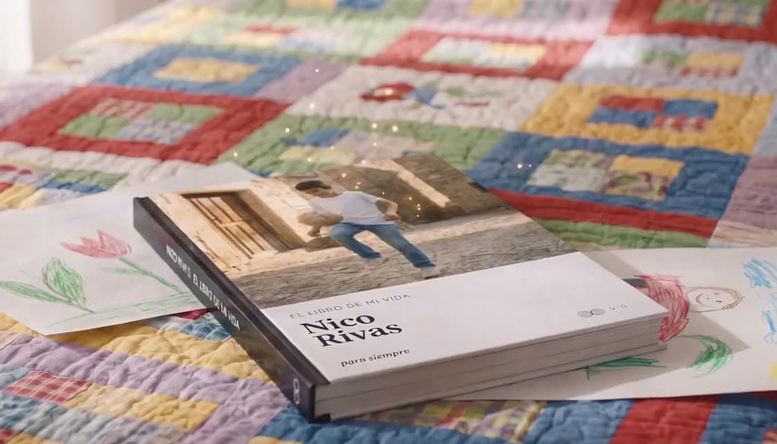 El libro de Nico sobre una colcha de colores, entre sus dibujos